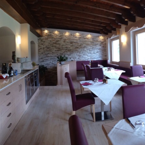 Sala da pranzo con mobile buffet in Abete Spazzolato. Sedie imbottite in similpelle. 